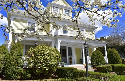 Pawtucket House | Easy access elegance! Minutes to Providence, Colleges and history.