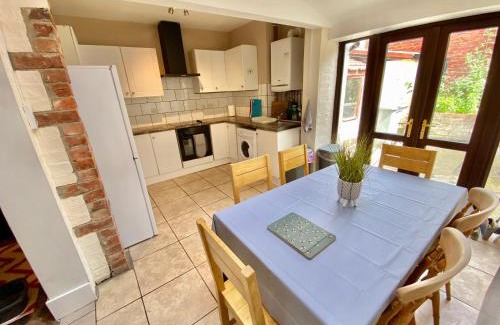 Grantham Apartment | EasyRest House 1 Grantham - 6 Beds & Free Parking - Spacious & Comfy - Access to A1, Town Centre & Shops