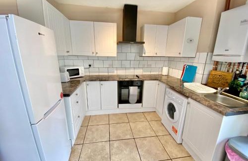 Grantham Apartment | EasyRest House 1 Grantham - 6 Beds & Free Parking - Spacious & Comfy - Access to A1, Town Centre & Shops