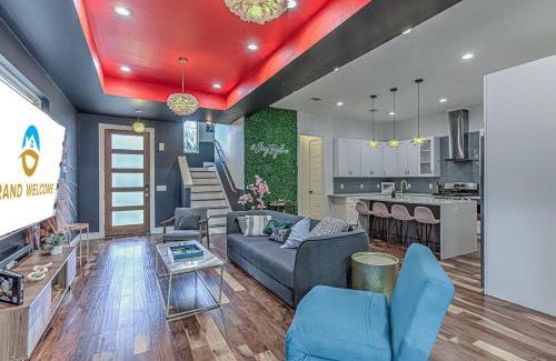 MLK House | Eclectic 6 BDR for Family of 20 Mins to 6th St & DT