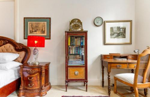 Kings Cross Apartment | Eclectic Art Deco Apartment in great location