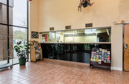 Clinton Cabin | Econo Lodge Andrews AFB