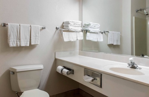 Carlisle Hotel | Econo Lodge Carlisle Central