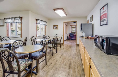 Custer Hotel | Econo Lodge Custer