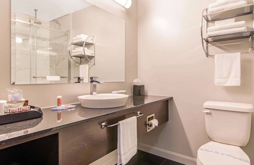 Saint-Apollinaire Hotel | Econo Lodge Inn & Suites