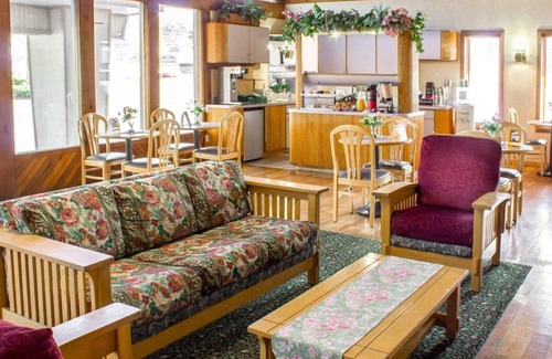 Colonie Hotel | Econo Lodge Inn & Suites Colonie Center Mall