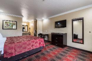 Central Escondido Hotel | Econo Lodge Inn & Suites Escondido Downtown