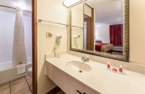 Macon Hotel | Econo Lodge Inn & Suites Macon West