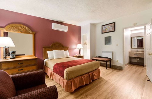 White Haven Hotel | Econo Lodge Inn & Suites Lake Harmony - Pocono Mountains Area