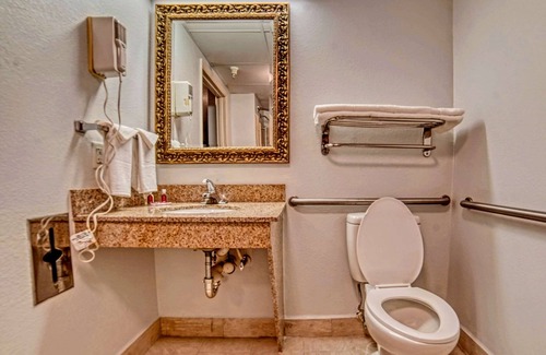 Southeast Raleigh Hotel | Econo Lodge Raleigh near Walnut Creek Amphitheatre