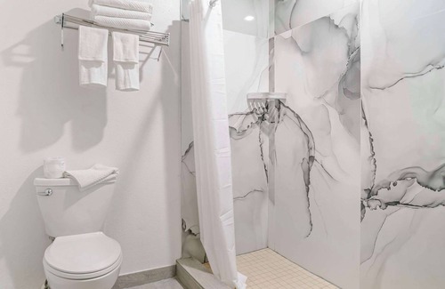 Traverse City Hotel | Econo Lodge Traverse City