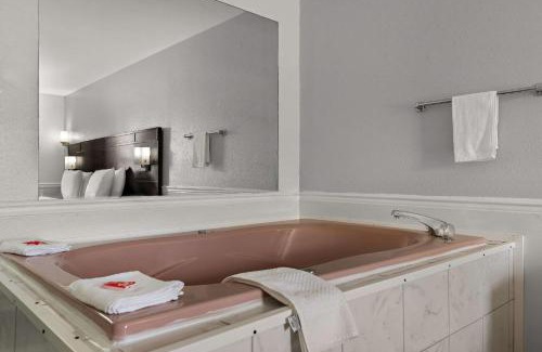 Princess Anne Cabin | Econo Lodge