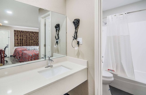 Bellmead Hotel | Econo Lodge Waco North I-35