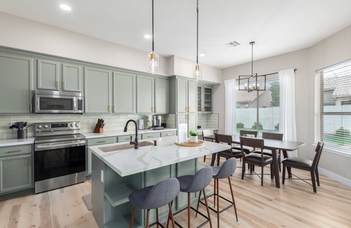 Palm Valley House | Edgemont Escape- 3 King Beds, FREE heated pool-seasonal, all the amenities