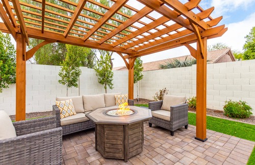 Palm Valley House | Edgemont Escape- 3 King Beds, FREE heated pool-seasonal, all the amenities