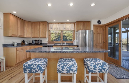 Deep Hole House | Egret's Cove - Pet friendly w/Hot tub!