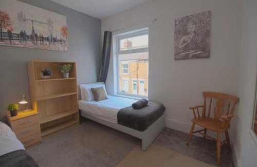 Hull House | Egton St - Stylish house with parking, near town!