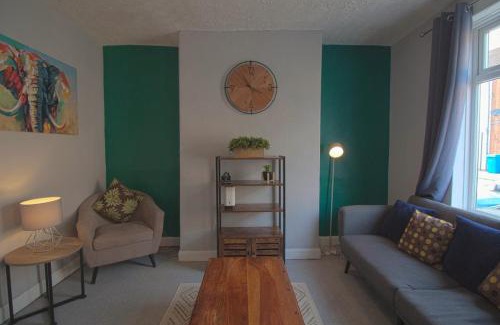 Hull House | Egton St - Stylish house with parking, near town!