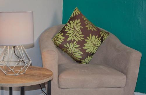 Hull House | Egton St - Stylish house with parking, near town!