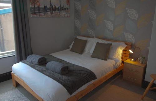 Hull House | Egton St - Stylish house with parking, near town!