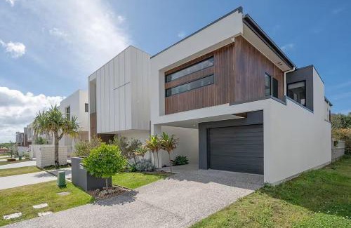 Marcoola House | El's Beachfront Marcoola - Hot Tub 1 min to Beach