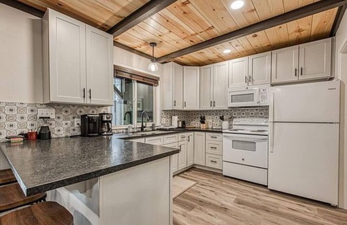 Shaver Lake Cabin | Elderberry Cabin - Location Goals + Tub Time