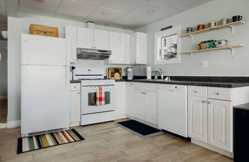 Belfast Apartment | Eleanor's Cove - Apartment on Bayview St