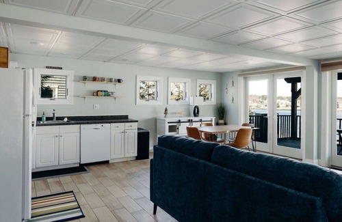 Belfast Apartment | Eleanor's Cove - Apartment on Bayview St