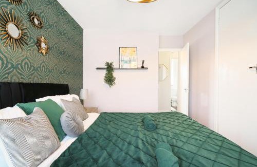 Aylesbury House | Elegant 2BR Aylesbury Home, Sleeps 4, Parking, Work, Leisure, Friendly