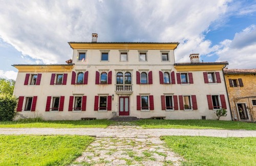 Belluno Apartment | Elegant 350 sqm apartment for 6 people, located on two levels of a historic 18th century villa. The villa, with fine furnishings and frescoed galleries, will enchant you with its rooms, where history and comfort blend to give you an unforgettable experie
