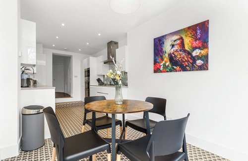 Lee Green House | Elegant 4 bedroom family home with easy access into London. Parking included!