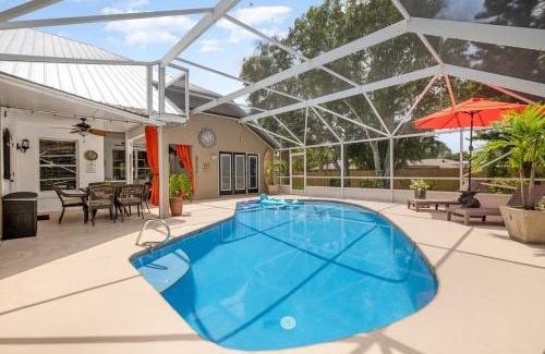 Interchange Square Apartment | Elegant 4BR Pool Sanctuary - Ideal for Work or Play!