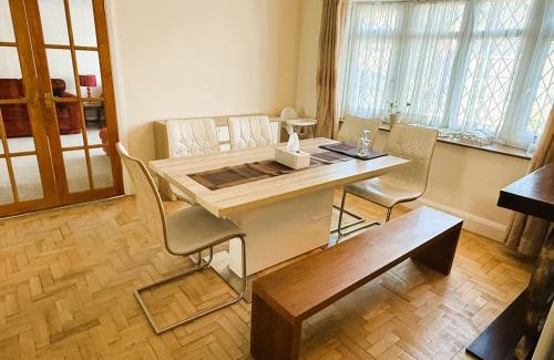 Chigwell House | Elegant 5BDR Executive Home Chigwell