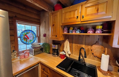 Newfane Cabin | Elegant and cozy log cabin combines vintage design with contemporary luxury