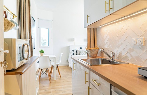 Perols Apartment | Elegant Apt between sea, ponds and nature, 5 minutes from beaches, direct access to streetcar.