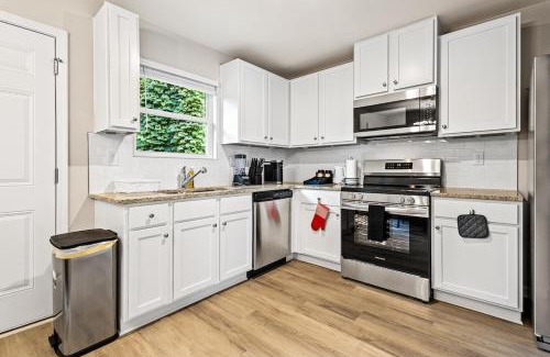 Austell House | Elegant Escape Near Six Flags with WiFi, AC