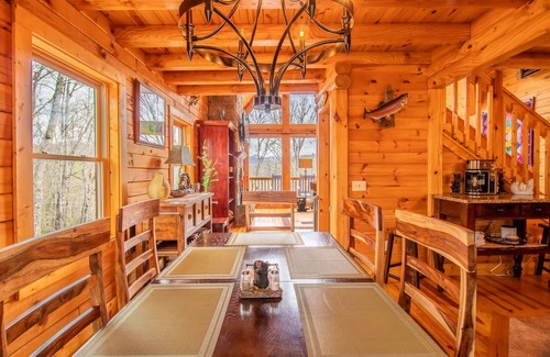 Cherokee Cabin | Elegant Log Cabin between Cherokee and Bryson City, hot tub & fire pit