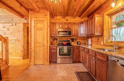 Cherokee Cabin | Elegant Log Cabin between Cherokee and Bryson City, hot tub & fire pit