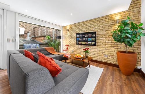 Brompton & Hans Town House | Elegant Mews Retreat by Harrods