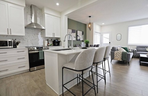 Northwest Edmonton House | Elegant Retreat: 4 King/3 Queen|Sleeps 14|Near WEM