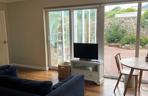 Saint Andrew Apartment | Elegant studio and tranquil pool, central location.