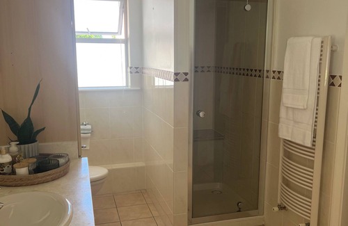 Saint Andrew Apartment | Elegant studio and tranquil pool, central location.
