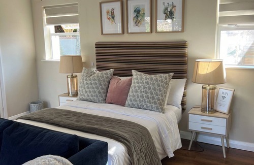 Saint Andrew Apartment | Elegant studio and tranquil pool, central location.
