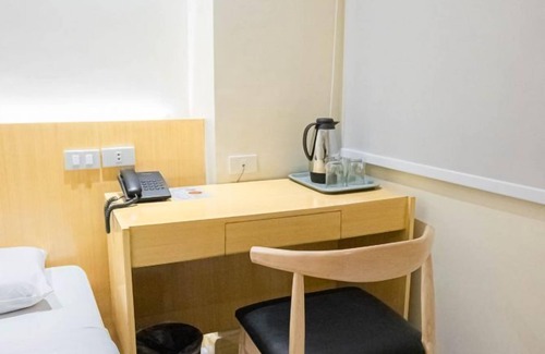 Downtown Tacloban Apartment | Elegant Studio in Tacloban at Etsu Hotel