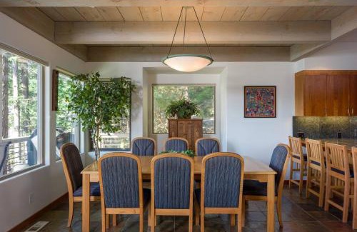 Eastsound House | Elegant Water View, Walk To Moran State Park