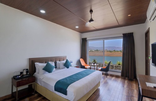 Rajgurunagar Hotel | Elegant Waterfront Resort