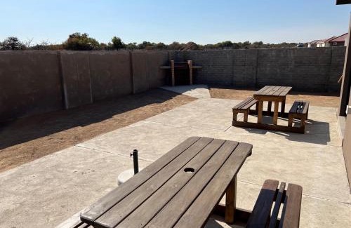 Moses Kotane House | Elephant House, 2 bedroom House, Next to Pilanesberg and Sun City