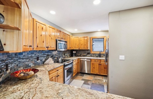 Four O'Clock House | Elk Ridge 432 4 Bedroom Townhouse by RedAwning