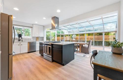 Elmhurst House | Elmhurst 3BR House with Modern Farmhouse Charm