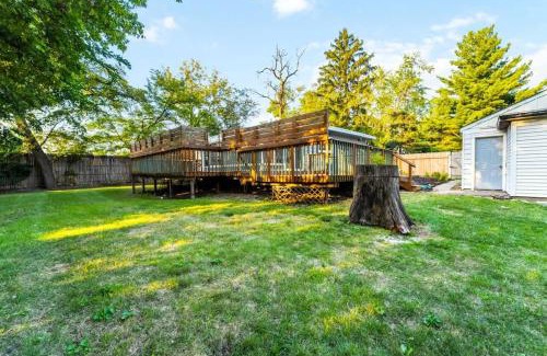 Elmhurst House | Elmhurst 3BR House with Modern Farmhouse Charm